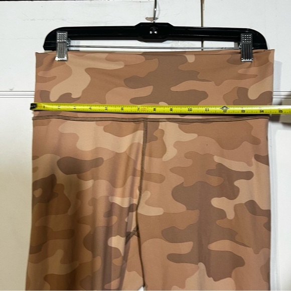 Fabletics POWERHOLD Camouflage Leggings Brown Size Large High Waisted Workout - Picture 3 of 7